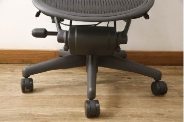 中古　美品　Hermanmiller(ハーマンミラー社)　Aサイズ　座り心地を追求したアーロンチェア(ポスチャーフィット、オフィスチェア、アームチェア、ワークチェア)(R-064011)