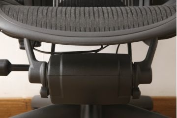 中古　美品　Hermanmiller(ハーマンミラー社)　Aサイズ　座り心地を追求したアーロンチェア(ポスチャーフィット、オフィスチェア、アームチェア、ワークチェア)(R-064011)
