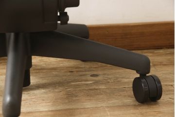 中古　美品　Hermanmiller(ハーマンミラー社)　Aサイズ　座り心地を追求したアーロンチェア(ポスチャーフィット、オフィスチェア、アームチェア、ワークチェア)(R-064011)