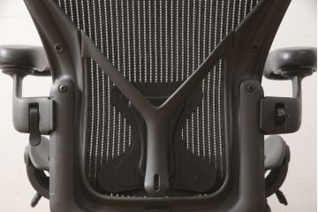 中古　美品　Hermanmiller(ハーマンミラー社)　Aサイズ　座り心地を追求したアーロンチェア(ポスチャーフィット、オフィスチェア、アームチェア、ワークチェア)(R-064011)