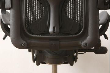 中古　美品　Hermanmiller(ハーマンミラー社)　Aサイズ　座り心地を追求したアーロンチェア(ポスチャーフィット、オフィスチェア、アームチェア、ワークチェア)(R-064011)