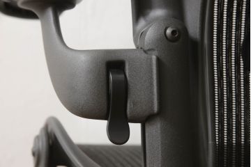 中古　美品　Hermanmiller(ハーマンミラー社)　Aサイズ　座り心地を追求したアーロンチェア(ポスチャーフィット、オフィスチェア、アームチェア、ワークチェア)(R-064011)