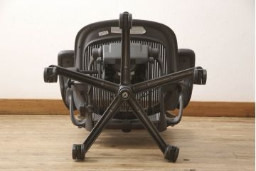 中古　美品　Hermanmiller(ハーマンミラー社)　Aサイズ　座り心地を追求したアーロンチェア(ポスチャーフィット、オフィスチェア、アームチェア、ワークチェア)(R-064011)