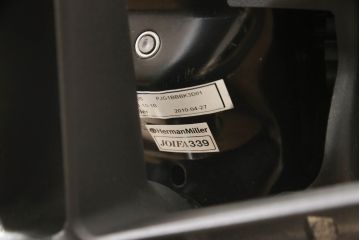 中古　美品　Hermanmiller(ハーマンミラー社)　Aサイズ　座り心地を追求したアーロンチェア(ポスチャーフィット、オフィスチェア、アームチェア、ワークチェア)(R-064011)