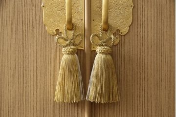中古　最高級品　広島・府中家具　松創　木匠・多々納邦男　しっとりとした気品を漂わせる総桐箪笥(胴丸、桐たんす、和タンス、着物箪笥、引き出し、衣装箪笥)(定価約200万円)(R-064012)