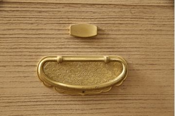 中古　最高級品　広島・府中家具　松創　木匠・多々納邦男　しっとりとした気品を漂わせる総桐箪笥(胴丸、桐たんす、和タンス、着物箪笥、引き出し、衣装箪笥)(定価約200万円)(R-064012)