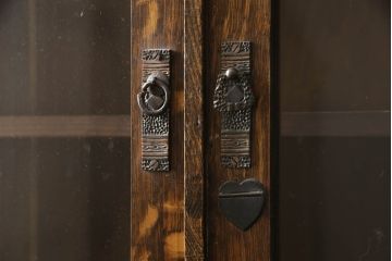 和製アンティーク　高級品!!　脚(台輪)付きリメイク　古い洋館の大正ロマンな雰囲気漂うナラ材製サイドボード(収納棚、戸棚、サイドキャビネット)(R-064014)