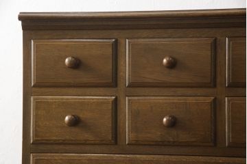 中古　横浜クラシック家具　ノックオンウッド(knockonwood)　コロニアルシリーズ(Hand Made)　オーク材　クラシカルな佇まいのチェスト(引き出し、洋服タンス、ハイチェスト)(定価約33万円)(R-064019)