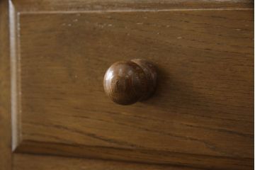 中古　横浜クラシック家具　ノックオンウッド(knockonwood)　コロニアルシリーズ(Hand Made)　オーク材　クラシカルな佇まいのチェスト(引き出し、洋服タンス、ハイチェスト)(定価約33万円)(R-064019)
