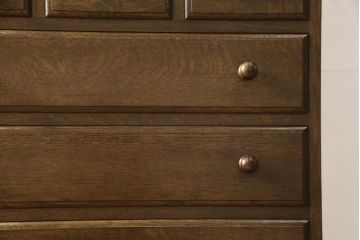 中古　横浜クラシック家具　ノックオンウッド(knockonwood)　コロニアルシリーズ(Hand Made)　オーク材　クラシカルな佇まいのチェスト(引き出し、洋服タンス、ハイチェスト)(定価約33万円)(R-064019)
