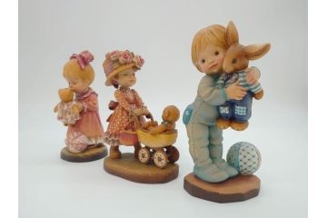 イタリア　ANRI(アンリ)　「Wake Up Kiss(約17.5cm)」 「Little　nanny(約16.5cm)」　「Bunny Hug(約18cm)」　SarahKay(サラ・ケイ)　木彫り人形3体(置物、ウッドドール)(R-064022)