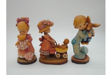 イタリア　ANRI(アンリ)　「Wake Up Kiss(約17.5cm)」 「Little　nanny(約16.5cm)」　「Bunny Hug(約18cm)」　SarahKay(サラ・ケイ)　木彫り人形3体(置物、ウッドドール)(R-064022)