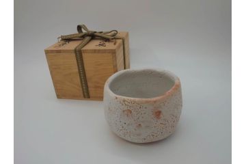 宮本武芳　深川庵　宮乃本窯　志野　茶碗(志埜、抹茶碗、茶道具、茶器、和食器、共箱付き)(R-064023)