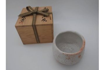宮本武芳　深川庵　宮乃本窯　志野　茶碗(志埜、抹茶碗、茶道具、茶器、和食器、共箱付き)(R-064023)