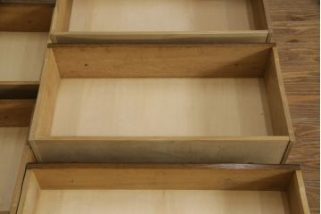 中古　横浜クラシック家具　ノックオンウッド(knockonwood)　コロニアルシリーズ(Hand Made)　オーク材　クラシカルな佇まいのチェスト(引き出し、洋服タンス、ハイチェスト)(定価約33万円)(R-064026)
