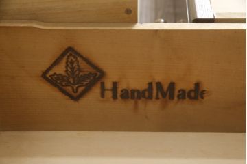 中古　横浜クラシック家具　ノックオンウッド(knockonwood)　コロニアルシリーズ(Hand Made)　オーク材　クラシカルな佇まいのチェスト(引き出し、洋服タンス、ハイチェスト)(定価約33万円)(R-064026)