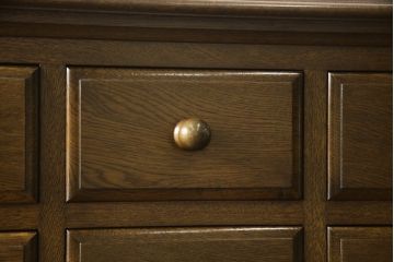 中古　横浜クラシック家具　ノックオンウッド(knockonwood)　コロニアルシリーズ(Hand Made)　オーク材　クラシカルな佇まいのチェスト(引き出し、洋服タンス、ハイチェスト)(定価約33万円)(R-064026)