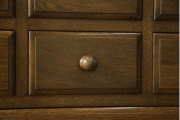 中古　横浜クラシック家具　ノックオンウッド(knockonwood)　コロニアルシリーズ(Hand Made)　オーク材　クラシカルな佇まいのチェスト(引き出し、洋服タンス、ハイチェスト)(定価約33万円)(R-064026)