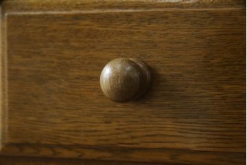 中古　横浜クラシック家具　ノックオンウッド(knockonwood)　コロニアルシリーズ(Hand Made)　オーク材　クラシカルな佇まいのチェスト(引き出し、洋服タンス、ハイチェスト)(定価約33万円)(R-064026)