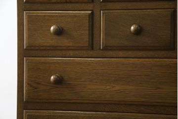 中古　横浜クラシック家具　ノックオンウッド(knockonwood)　コロニアルシリーズ(Hand Made)　オーク材　クラシカルな佇まいのチェスト(引き出し、洋服タンス、ハイチェスト)(定価約33万円)(R-064026)