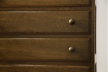 中古　横浜クラシック家具　ノックオンウッド(knockonwood)　コロニアルシリーズ(Hand Made)　オーク材　クラシカルな佇まいのチェスト(引き出し、洋服タンス、ハイチェスト)(定価約33万円)(R-064026)