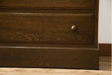 中古　横浜クラシック家具　ノックオンウッド(knockonwood)　コロニアルシリーズ(Hand Made)　オーク材　クラシカルな佇まいのチェスト(引き出し、洋服タンス、ハイチェスト)(定価約33万円)(R-064026)