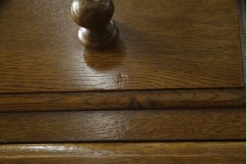 中古　横浜クラシック家具　ノックオンウッド(knockonwood)　コロニアルシリーズ(Hand Made)　オーク材　クラシカルな佇まいのチェスト(引き出し、洋服タンス、ハイチェスト)(定価約33万円)(R-064026)