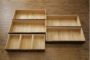 中古　欅産業　木目が美しく高級感溢れる漆塗りの仙台箪笥 (衣装箪笥、和タンス、引き出し、収納たんす、整理箪笥)(R-064033)