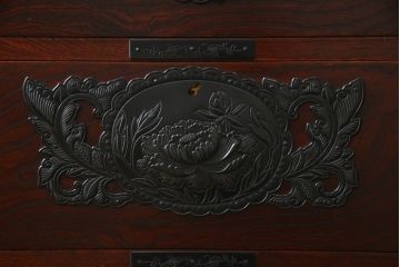 中古　欅産業　木目が美しく高級感溢れる漆塗りの仙台箪笥 (衣装箪笥、和タンス、引き出し、収納たんす、整理箪笥)(R-064033)