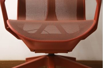 中古　美品　Hermanmiller(ハーマンミラー社)　ローバック　洗練されたフォルムが魅力的なCosm Chair(コズムチェア)(オフィスチェア、ワークチェア、アームチェア、椅子、イス)(定価約21万円)(R-064034)
