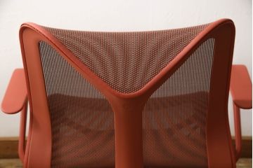 中古　美品　Hermanmiller(ハーマンミラー社)　ローバック　洗練されたフォルムが魅力的なCosm Chair(コズムチェア)(オフィスチェア、ワークチェア、アームチェア、椅子、イス)(定価約21万円)(R-064034)