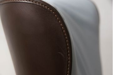 中古　美品　イタリア家具　Poltrona Frau(ポルトローナフラウ)　Mamy Blue(メイミーブルー)　品のある雰囲気を醸し出す1人掛けソファ(一人掛けソファ、アームチェア)(定価約92万円)(R-064035)