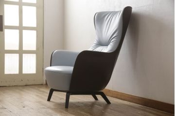 中古　美品　イタリア家具　Poltrona Frau(ポルトローナフラウ)　Mamy Blue(メイミーブルー)　品のある雰囲気を醸し出す1人掛けソファ(一人掛けソファ、アームチェア)(定価約92万円)(R-064035)