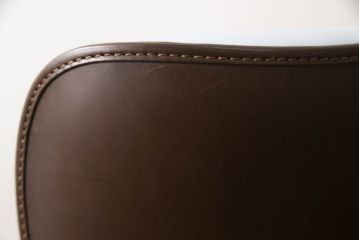 中古　美品　イタリア家具　Poltrona Frau(ポルトローナフラウ)　Mamy Blue(メイミーブルー)　品のある雰囲気を醸し出す1人掛けソファ(一人掛けソファ、アームチェア)(定価約92万円)(R-064035)
