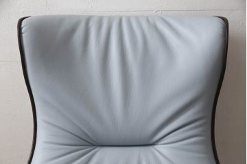 中古　美品　イタリア家具　Poltrona Frau(ポルトローナフラウ)　Mamy Blue(メイミーブルー)　品のある雰囲気を醸し出す1人掛けソファ(一人掛けソファ、アームチェア)(定価約92万円)(R-064035)
