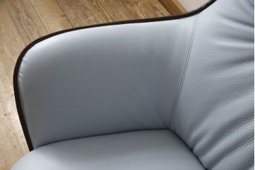 中古　美品　イタリア家具　Poltrona Frau(ポルトローナフラウ)　Mamy Blue(メイミーブルー)　品のある雰囲気を醸し出す1人掛けソファ(一人掛けソファ、アームチェア)(定価約92万円)(R-064035)