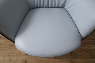 中古　美品　イタリア家具　Poltrona Frau(ポルトローナフラウ)　Mamy Blue(メイミーブルー)　品のある雰囲気を醸し出す1人掛けソファ(一人掛けソファ、アームチェア)(定価約92万円)(R-064035)