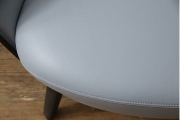 中古　美品　イタリア家具　Poltrona Frau(ポルトローナフラウ)　Mamy Blue(メイミーブルー)　品のある雰囲気を醸し出す1人掛けソファ(一人掛けソファ、アームチェア)(定価約92万円)(R-064035)