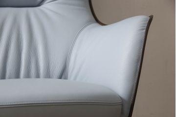 中古　美品　イタリア家具　Poltrona Frau(ポルトローナフラウ)　Mamy Blue(メイミーブルー)　品のある雰囲気を醸し出す1人掛けソファ(一人掛けソファ、アームチェア)(定価約92万円)(R-064035)