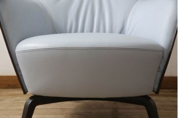 中古　美品　イタリア家具　Poltrona Frau(ポルトローナフラウ)　Mamy Blue(メイミーブルー)　品のある雰囲気を醸し出す1人掛けソファ(一人掛けソファ、アームチェア)(定価約92万円)(R-064035)