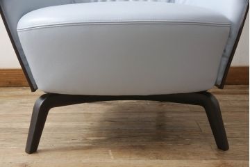 中古　美品　イタリア家具　Poltrona Frau(ポルトローナフラウ)　Mamy Blue(メイミーブルー)　品のある雰囲気を醸し出す1人掛けソファ(一人掛けソファ、アームチェア)(定価約92万円)(R-064035)