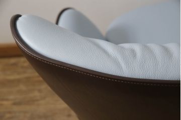中古　美品　イタリア家具　Poltrona Frau(ポルトローナフラウ)　Mamy Blue(メイミーブルー)　品のある雰囲気を醸し出す1人掛けソファ(一人掛けソファ、アームチェア)(定価約92万円)(R-064035)