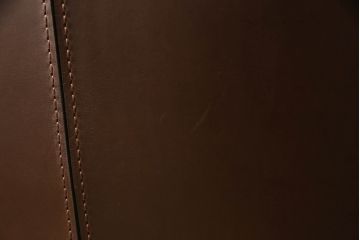 中古　美品　イタリア家具　Poltrona Frau(ポルトローナフラウ)　Mamy Blue(メイミーブルー)　品のある雰囲気を醸し出す1人掛けソファ(一人掛けソファ、アームチェア)(定価約92万円)(R-064035)
