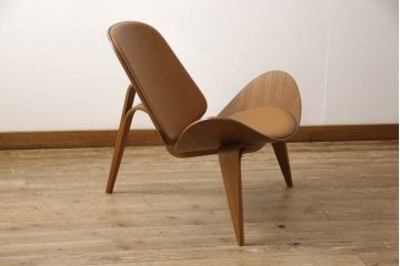 中古　美品　ウォールナット材　本革(レザー)　カール・ハンセン&サン(Carl Hansen&S?n) Hans J Wegner(ハンス・J・ウェグナー)デザイン　CH07　独創的なデザインが目を惹くシェルチェア(イス、椅子、ダイニングチェア、サロンチェア、イージーチェア、北欧)(定価約50万円)(R-064036)