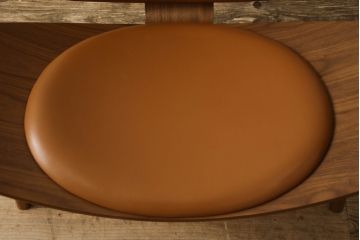 中古　美品　ウォールナット材　本革(レザー)　カール・ハンセン&サン(Carl Hansen&S?n) Hans J Wegner(ハンス・J・ウェグナー)デザイン　CH07　独創的なデザインが目を惹くシェルチェア(イス、椅子、ダイニングチェア、サロンチェア、イージーチェア、北欧)(定価約50万円)(R-064036)