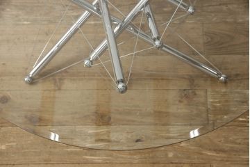 中古　Cassina(カッシーナ)　713　スタイリッシュなデザインがワンランク上の暮らしを演出するローテーブル(センターテーブル、カクテルテーブル、カフェテーブル、コーヒーテーブル、ラウンドテーブル、ガラス)(定価約46万円)(R-064037)
