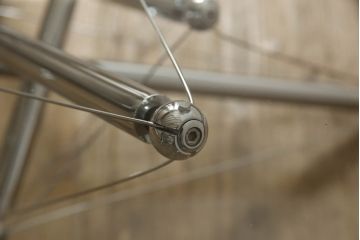 中古　Cassina(カッシーナ)　713　スタイリッシュなデザインがワンランク上の暮らしを演出するローテーブル(センターテーブル、カクテルテーブル、カフェテーブル、コーヒーテーブル、ラウンドテーブル、ガラス)(定価約46万円)(R-064037)
