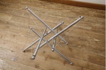 中古　Cassina(カッシーナ)　713　スタイリッシュなデザインがワンランク上の暮らしを演出するローテーブル(センターテーブル、カクテルテーブル、カフェテーブル、コーヒーテーブル、ラウンドテーブル、ガラス)(定価約46万円)(R-064037)