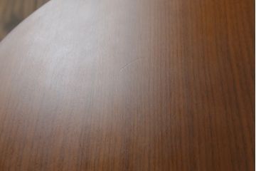 中古　美品　イタリア家具　Poltrona Frau(ポルトローナフラウ)　TAVOLO　BOB(ボブ) ロータイプ　ジャン・マリー・マッソー　ウォールナット材　スタイリッシュなデザインが魅力のサイドテーブル(ローテーブル、センターテーブル、ラウンドテーブル、丸テーブル、カフェテーブル、コーヒーテーブル)(定価約26万6千円)(R-064038)