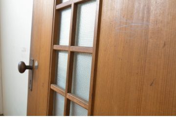 アンティーク建具　柾目の美しいプレスガラス入りドア1枚(扉、木製扉、ガラス扉)(R-064070)